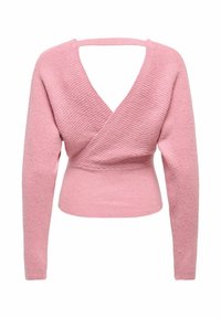 Różowy sweter na drutach z długimi rękawami, o kopertowym kroju i odkrytymi plecami. Charakteryzuje się fakturowanym prążkowaniem na całej powierzchni, prezentując miękkie wykończenie.