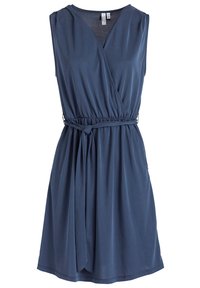 Robe bleue sans manches longueur genou, avec col en V, taille froncée et ceinture en tissu assorti nouée à l'avant.