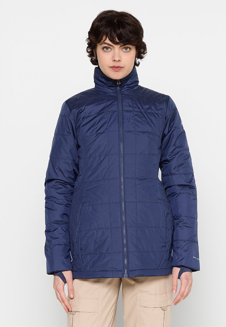 Chaqueta acolchada de color azul marino con cuello alto, cierre de cremallera en la parte delantera y costuras horizontales. Tejido suave y ligero con dos bolsillos laterales.