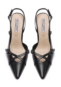 Tacchi slingback neri in pelle con punta affusolata, dotati di cinturini incrociati e fibbie regolabili. L'interno presenta una finitura beige liscia.