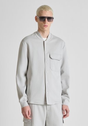 REGULAR FIT IN INTERLOCK WITH PATCH ON SLEEVE - Lichte jas - light grey