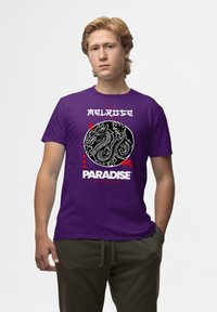 Fialové bavlněné tričko s černobílou grafikou draka s červenými akcenty, vedle textu "MELROSE" a "PARADISE." Krátké rukávy.