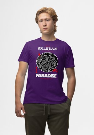Fialové bavlněné tričko s černobílou grafikou draka s červenými akcenty, vedle textu "MELROSE" a "PARADISE." Krátké rukávy.