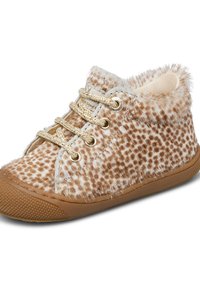 Baskets à imprimé animal marron et crème avec texture en fourrure, œillets dorés et lacets assortis. Semelle en caoutchouc légère avec motif antidérapant.