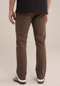 WE Fashion THE JOG - Pantalones chinos - brown