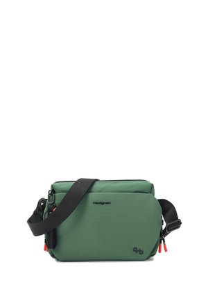 Groene rechthoekige crossbodytas met zwarte verstelbare riem, zwart Hedgren-logo en ritssluitingen met rode ritstrekkers.