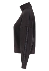 Sudadera negra con un cuello alto, con un corte holgado, puños acanalados y una franja de logotipo a lo largo de la manga en gris oscuro. Material de mezcla de algodón.