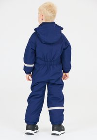 Marineblauwe kindersneeuwpak met een capuchon, elastische taille, en reflecterende strepen op de mouwen, met elastische manchetten en stevige broeken.
