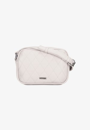 Gestepptes, weißes Leder-Crossbody-Bag mit Reißverschluss, verstellbarem Schulterriemen und Logo-Akzent auf der Vorderseite. Glatte Oberfläche. Kompakte Form.
