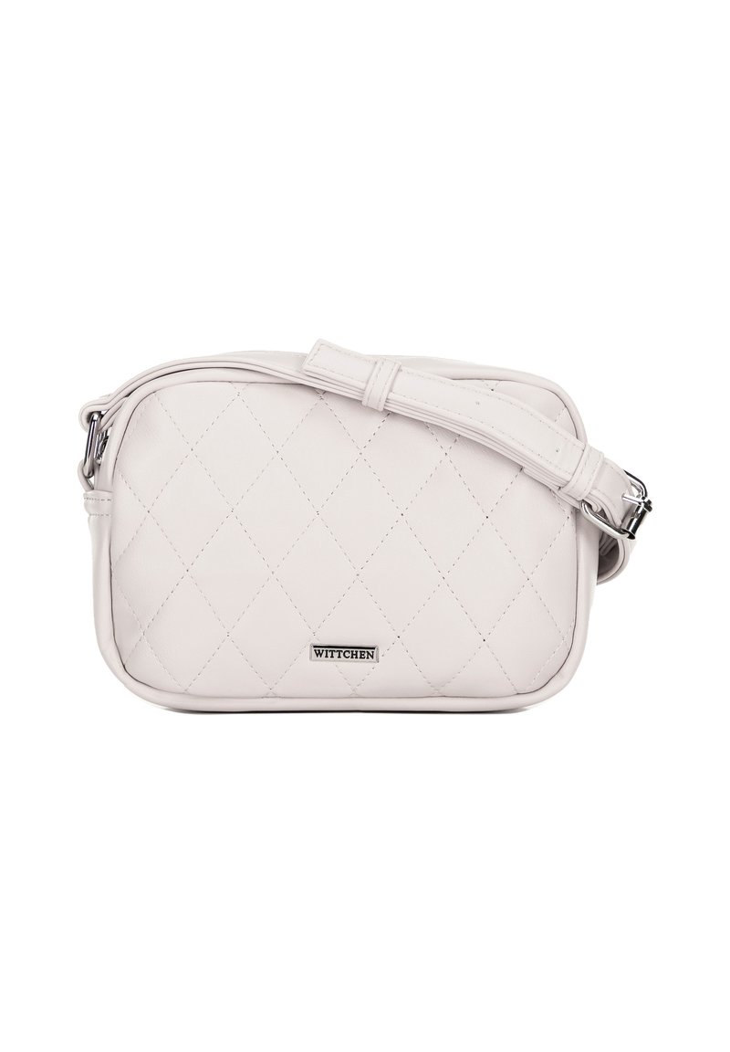 Borsa a tracolla in pelle bianca trapuntata con chiusura a zip, tracolla regolabile e logo in evidenza sulla parte frontale. Texture liscia. Forma compatta.