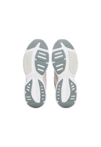 Suelas de zapatos con una base blanca y detalles en gris claro, patrones texturizados para mayor agarre y un diseño ergonómico.