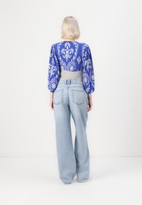 ONLY MATERNITY OLMCOBAIN WIDE - Relaxed fit -farkut - light blue denim