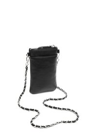 Čierna kožená crossbody taška so strieborným reťazovým popruhom, so zipsom a prednou kapsou. Hladký povrch a obdĺžnikový tvar.