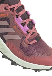 adidas Performance TERREX SWIFT R3 GORE-TEX® HIKING - Hikingschuh - red/oxide/pulse lilac