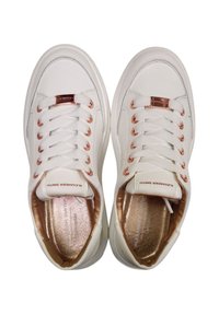 Hvide lædersneakers med rosaguld accenter, der har flade snørebånd og en tekstureret gylden indersål, designet til et slankt, moderne udseende.