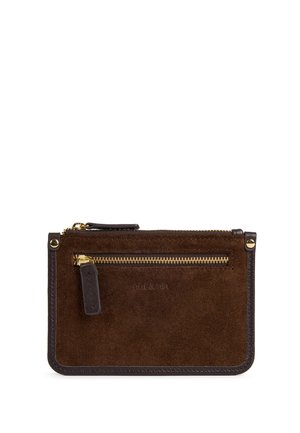 Petit pochon rectangulaire marron en daim avec fermeture éclair dorée et bordure en cuir foncé sur fond blanc.