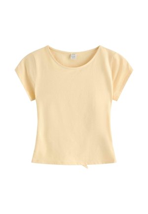 Lysegul kortærmet damebluse med rund halsudskæring og et lille bindedetalje centralt ved kanten, vist på hvid baggrund.