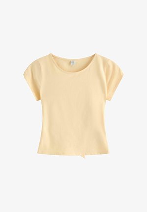 Lysegul kortærmet damebluse med rund halsudskæring og et lille bindedetalje centralt ved kanten, vist på hvid baggrund.