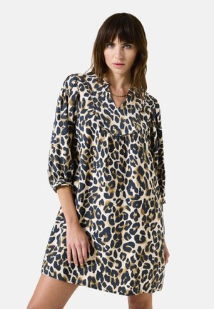 Leverancier met leoprint jurk in beige en zwart, zachte stof, losse pasvorm, V-hals, driekwart pofmouwen en zijzakken.