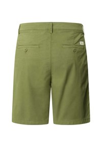 Πράσινα ελιάς ανδρικά σορτς με δύο πίσω τσέπες με κουμπιά και θηλιές για ζώνη, απεικονισμένα από πίσω.