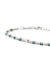 Stříbrný náramek s korálky ze zelených drahokamů a hexagonálními stříbrnými akcenty, se zapínáním na řetízek a sponu.