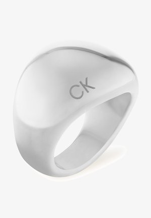 Silberner Ring mit einem glatten, abgerundeten Design und polierter Oberfläche. Auf der Seite befindet sich eine dezente Gravur von "CK".