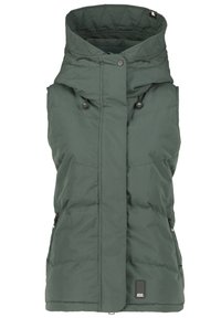 Gilet verde isolato con colletto alto, texture trapuntata, due tasche laterali con zip, cordini regolabili e un logo sulla parte anteriore inferiore.