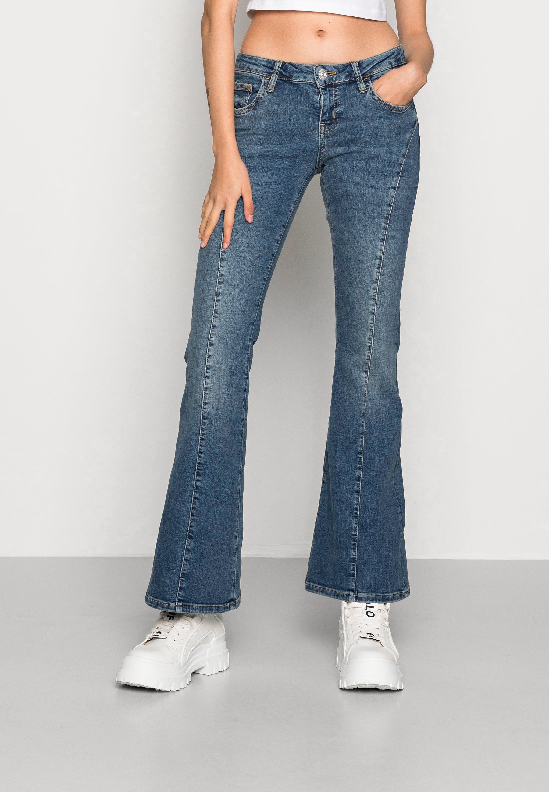 BDG Urban Outfitters CURVE SEAM LOW RISE - Vaqueros bootcut - mid  vintage/blue denim - Zalando.es