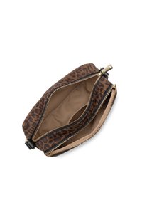Borsa a pochette con stampa leopardata, dotata di zip dorate, accessori neri e interni beige. Forma compatta con due scomparti con zip per una migliore organizzazione.