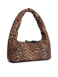 Torba s leopard uzorkom, mekog, podstavljenog dizajna, s zakrivljenom ručkom i zatvaranjem na munju za sigurno pohranjivanje. Smeša smeđe i crne boje.