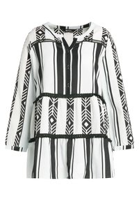 Blouse à motifs noir et blanc à manches longues, avec des rayures verticales et des motifs géométriques. Comprend une fermeture à boutons sur le devant et un ourlet volanté.