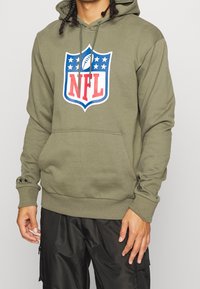 Hoodie vert olive avec un logo NFL central en bleu et rouge, poche kangourou à l'avant et poignets côtelés avec trois étoiles en accent.