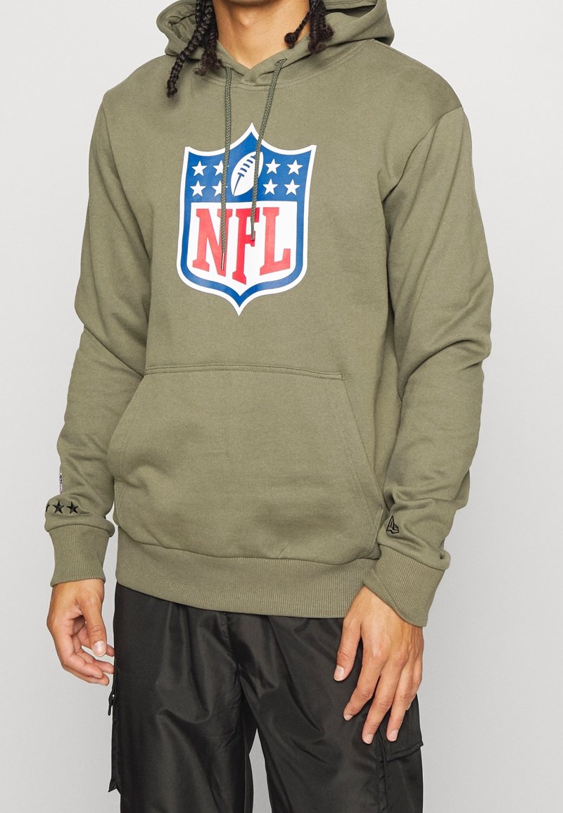 Hoodie vert olive avec un logo NFL central en bleu et rouge, poche kangourou à l'avant et poignets côtelés avec trois étoiles en accent.
