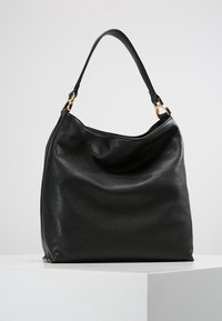 Musta nahkainen hobo-laukku, jossa on teksturoitu pinta, yksittäinen olkahihna kultaisilla yksityiskohdilla ja läpällinen muotoilu.