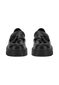 Černé kožené boty s nízkým profilem, vybavené dvěma širokými pásky vpředu a dekorativními třásněmi. Texturovaná gumová podešev.