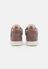 Roze suède hoge schoenen met witte rubberen zolen, voorzien van een gegolfd ontwerp en een zachte voering voor comfort.