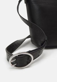 Zign LEATHER - Axelremsväska -  black
