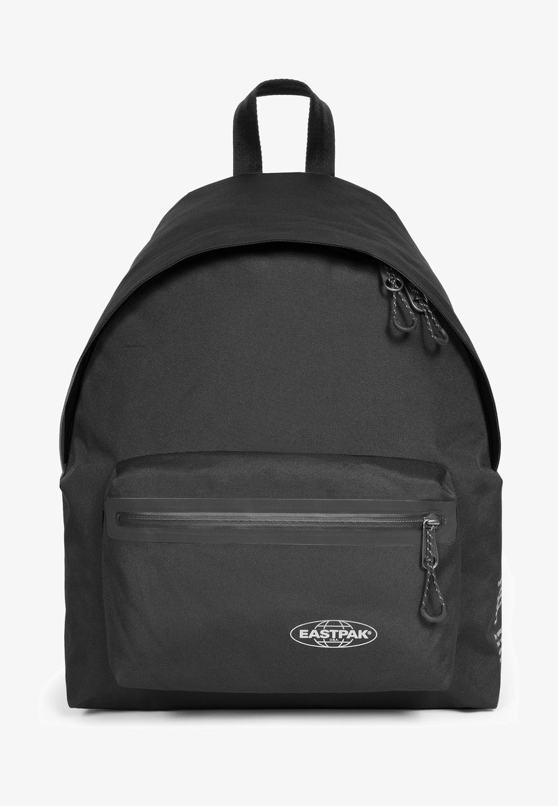 Černý batoh Eastpak s přední kapsou na zip, dvěma zipovými taháčky na hlavním oddělení a horním úchytem.