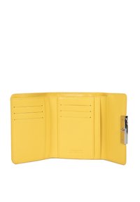 Portefeuille en cuir jaune avec plusieurs emplacements pour cartes, une texture lisse et un fermoir en métal argenté. L'intérieur est également jaune avec des lignes épurées.