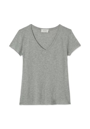 Grå kortärmad V-ringad t-shirt gjord av ett mjukt, lätt material, med en slät textur och en avslappnad passform.