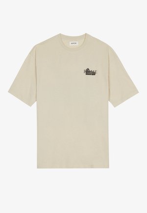 Beige bomulds t-shirt, korte ærmer, rund halsudskæring, med et sort grafisk "ROME" design på venstre brystområde. Blød tekstur, afslappet pasform.