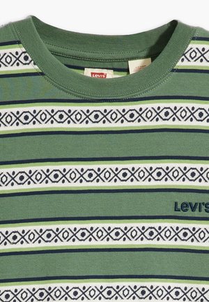 Zielona koszula w paski marki Levi's z białymi i granatowymi wzorami geometrycznymi, z okrągłym dekoltem i małym wyszywanym logo Levi's na piersi.