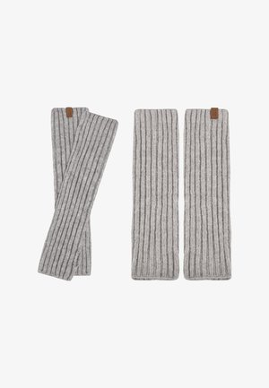 Twee paar lange, lichtgrijze geribbelde gebreide armwarmers met kleine bruine leren merkemblemen op een witte achtergrond.