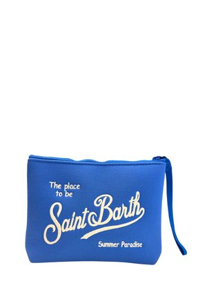 Bustina blu con zip e cinturino da polso, testo bianco con la scritta "The place to be Saint Barth Summer Paradise" sul davanti.