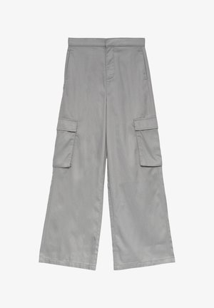 Szare spodnie cargo o luźnym kroju, z dużymi bocznymi kieszeniami i gładką fakturą materiału.