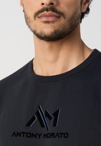 Antony Morato REGULAR FIT WITH FLOCK AND MATT LOGO - Camiseta estampada - ink blue