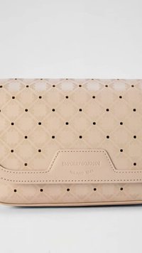Μπεζ τσάντα clutch Emporio Armani με διαμαντέ μοτίβο και μικρές διατρήσεις, ανάγλυφο λογότυπο και λεπτομέρεια ραφής στο μπροστινό καπάκι.