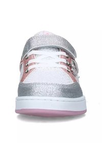 Sneaker bianco con accenti argentati e rosa, caratterizzato da una parte anteriore lacciata, una strap in velcro, dettagli metallici e superfici testurizzate. Suola rosa.