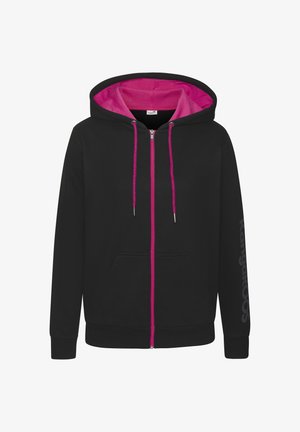 Schwarze Zip-Hoodie mit pinkem Innenfutter und Kordelzügen, ausgestattet mit zwei Fronttaschen und grauem Logo-Text auf dem linken Ärmel.