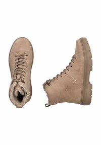 Bottines en cuir suédé beige avec des semelles en caoutchouc marron texturé. Comprend un col rembourré, un devant lacé avec des lacets décoratifs et une doublure en fourrure.